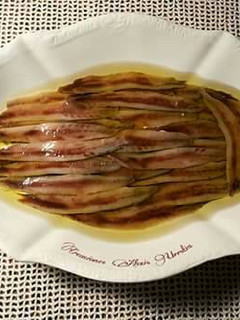 Una foto de Anchoas en salazón y con hierbas aromáticas, con mi método de treinta días de curación