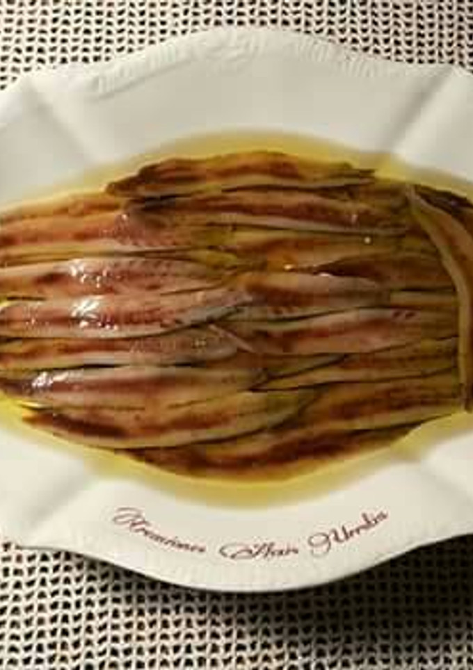 Una foto de Anchoas en salazón y con hierbas aromáticas, con mi método de treinta días de curación