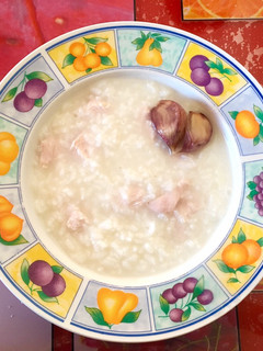 Una foto de Arroz con pollo caldoso