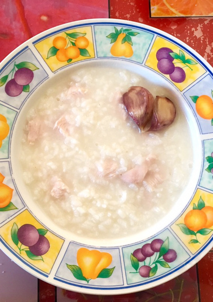 Una foto de Arroz con pollo caldoso