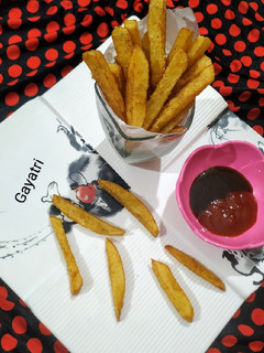कुरकुरे फ्रेंच फ्राईज(kurkure french fries recipe in Hindi) रेसिपी मुख्य फोटो