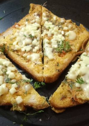 चीझी ऑम्लेट ब्रेड (cheese omelette bread recipe in marathi) रेसिपी चे मुख्य फोटो 