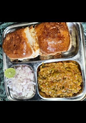 पाव भाजी(pav bhaji recipe in hindi) रेसिपी मुख्य फोटो