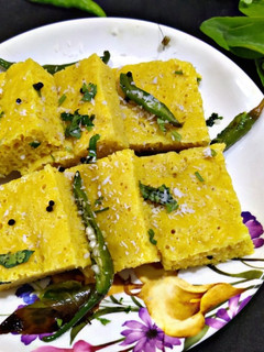 खमण ढोकला (Khaman Dhokla recipe in Hindi) रेसिपी मुख्य फोटो