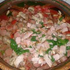 Una foto de 🌿 salchichas con champiñones y tocino ☘️ el sabor de la 20 🥑