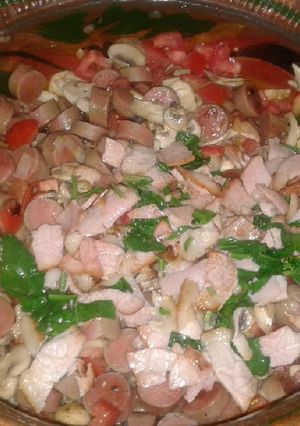 Una foto de 🌿 salchichas con champiñones y tocino ☘️ el sabor de la 20 🥑