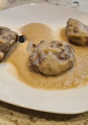 Una foto de Carrilleras ibéricas en salsa de reineta, calabacín y macademia
