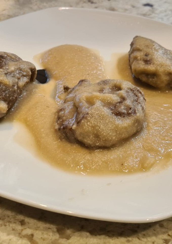 Una foto de Carrilleras ibéricas en salsa de reineta, calabacín y macademia