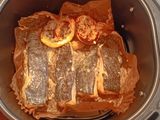 Rodaballo con freidora de aire, sal, ajo y perejil, rodajas de limón