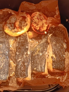 Una foto de Rodaballo con freidora de aire, sal, ajo y perejil, rodajas de limón