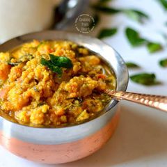 A picture of Vada curry.