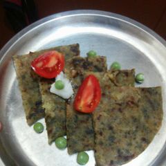 A picture of Aallo Matar Stuffed Palak Paratha.