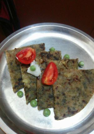 A picture of Aallo Matar Stuffed Palak Paratha.