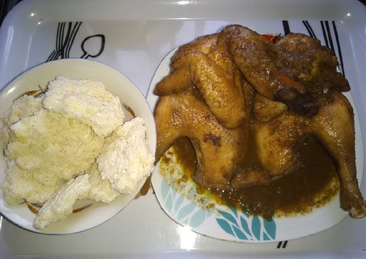 Tapioca (kpokpo garri) and local chicken sauce