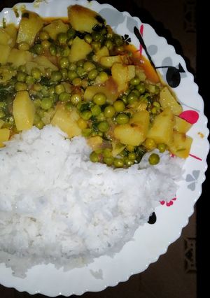 A picture of Boiled rice served with minji stew and potatoes.