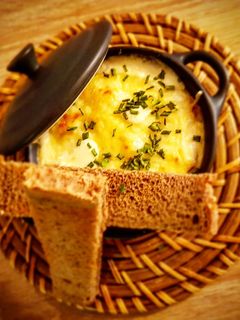 Une photo de Œuf cocotte et quenelle