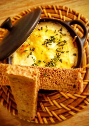 Une photo de Œuf cocotte et quenelle