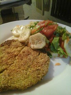 Una foto de Hamburguesa de arroz, acelga y cebolla con ensalada. (Ideal para bajar de peso)