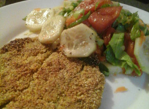 Una foto de Hamburguesa de arroz, acelga y cebolla con ensalada. (Ideal para bajar de peso)