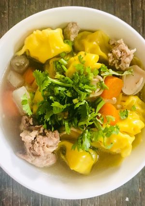 Hình của món Hoành thánh nhân thịt.