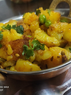 सूखा आलू मटर (sukha aloo matar recipe in Hindi) रेसिपी मुख्य फोटो