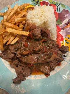 Una foto de Lomo Saltado estilo Allyta
