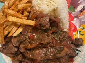 Una foto de Lomo Saltado estilo Allyta