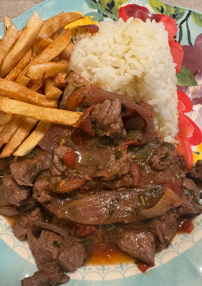 Una foto de Lomo Saltado estilo Allyta