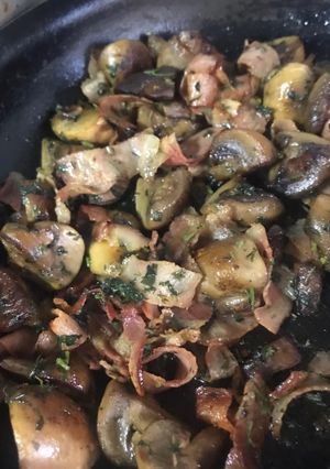 Una foto de Champiñones con tocineta