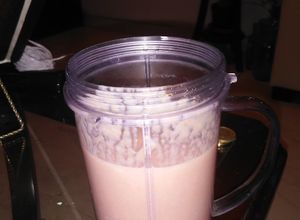 Una foto de Jugo de guayaba con leche y maní