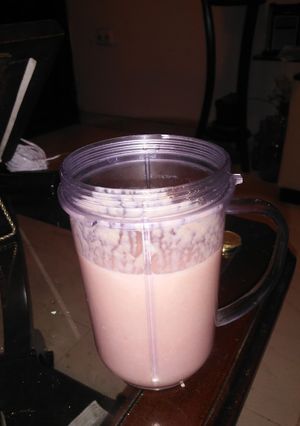 Una foto de Jugo de guayaba con leche y maní