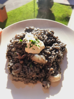Una foto de Arroz negro con calamares