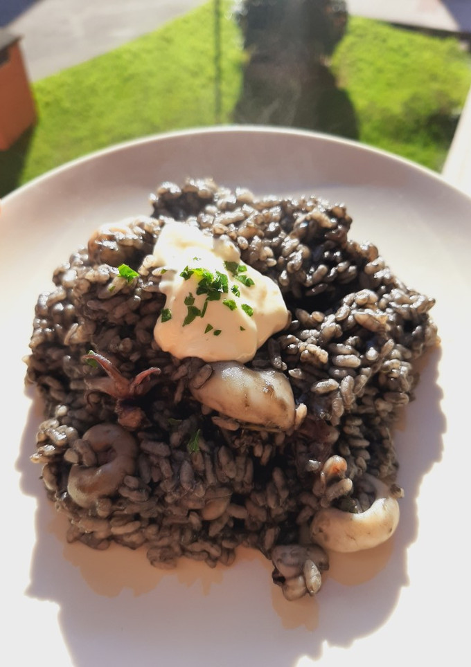 Una foto de Arroz negro con calamares