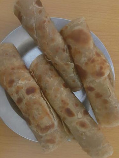 A picture of Brown chapatis.