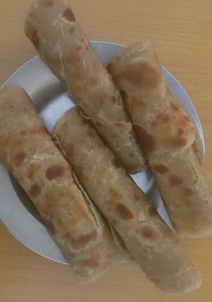A picture of Brown chapatis.