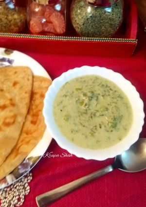 A picture of Methi mutter malai.