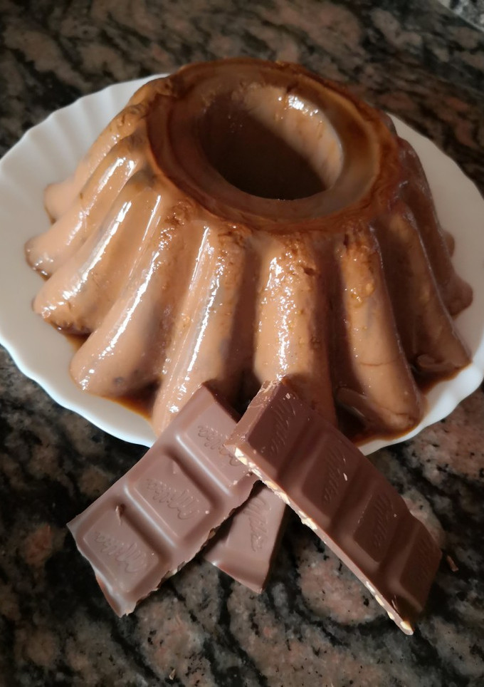 Una foto de Flan de chocolate y galletas María