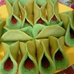 รูปของ Kue Pandan selai stroberry ala eviganii