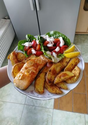 Sült lazac fűszeres burgonyával 🍣 recept fotója