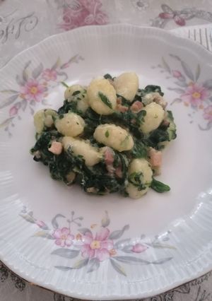 Foto di Gnocchi freschi con spinaci e pancetta