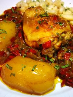 Una foto de Trasero de pollo en salsa de pimiento rojo italiano a bajo fuego