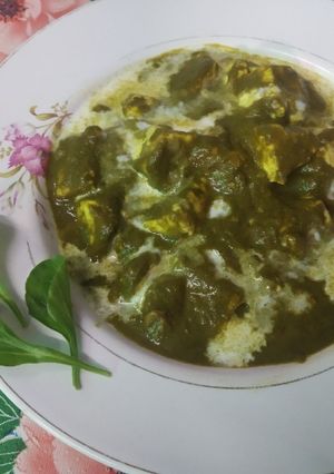 A picture of Palak paneer.