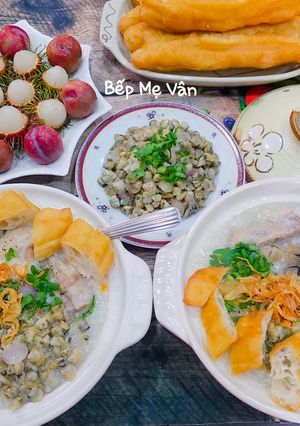 Hình của món Cháo Hến Sườn Và Nấm Rơm.
