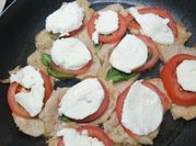 Una foto di scaloppine al vino