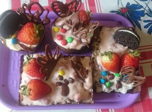 Una foto de Vasitos de chocolate rellenos de ponque y crema batida