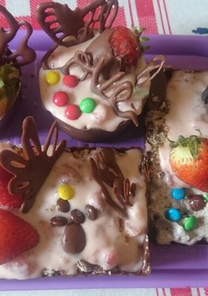 Una foto de Vasitos de chocolate rellenos de ponque y crema batida