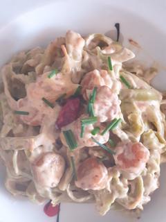Una foto de Tagliatelle vegetal con gambas y nata