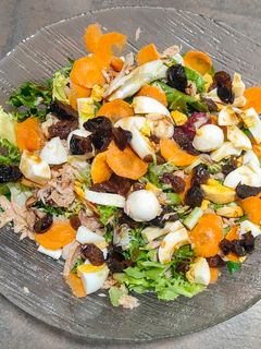 Una foto de Ensalada caprichosa con atún y frutas secas