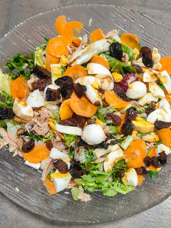 Una foto de Ensalada caprichosa con atún y frutas secas