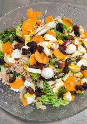 Una foto de Ensalada caprichosa con atún y frutas secas